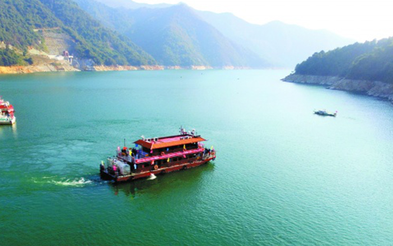 Пассажирское судно «Цзинь Лунфан» в озере «Дунцзян»